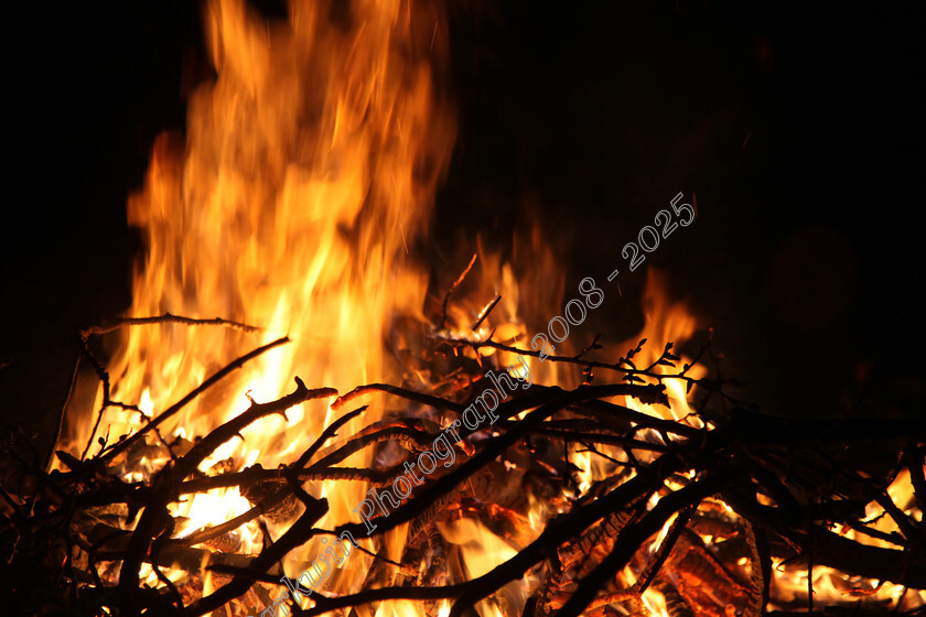 IMG 5597 
 Flames rising from a bonfire on bonfire night in the garden 
 Keywords: Flames, bonfire, bonfire night